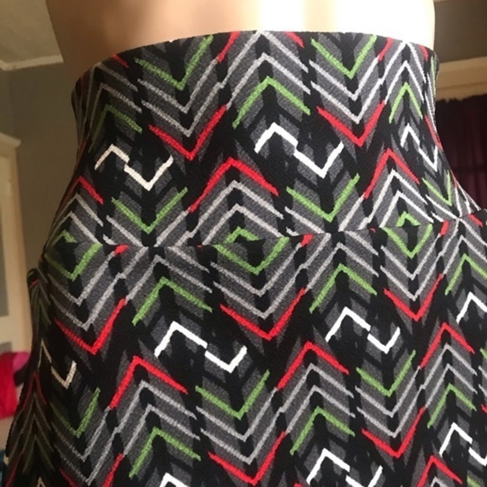 LuLaroe Geometric Design Cassie Skirt Size XL (black, red, green) yoga waistband